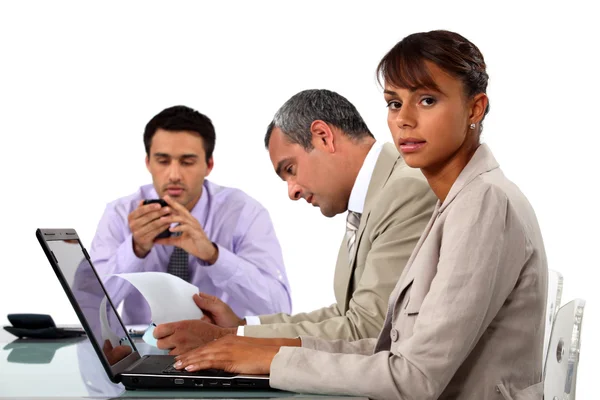 Tres colegas de negocios teniendo reunión creativa — Foto de Stock