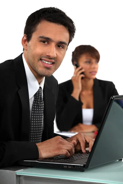 Uśmiechający się biznesmen z laptopa — Zdjęcie stockowe