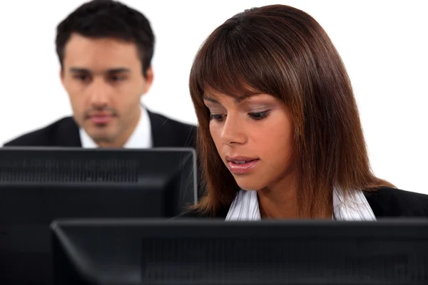 Studenten arbeiten in Managementschule am Computer — Stockfoto