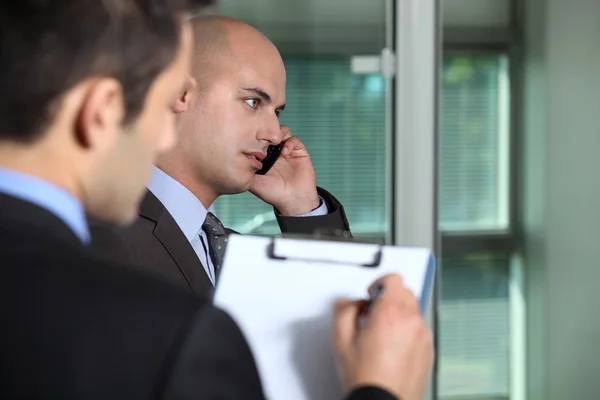 Empresarios en una oficina — Foto de Stock