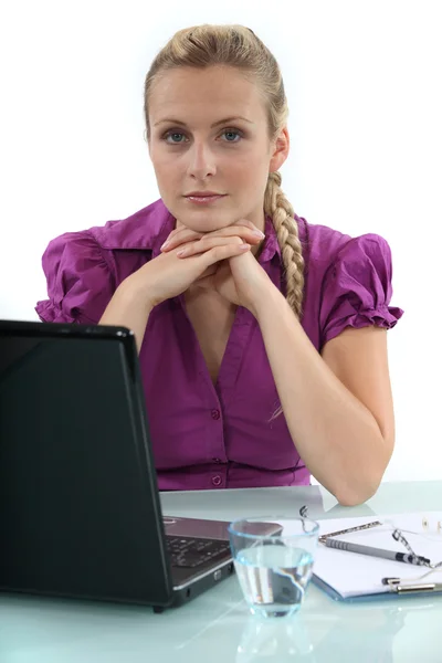 Woman working on her laptop — Stock Photo, Image