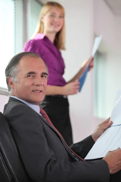 Jefe corriendo a través de la presentación con asistente — Foto de Stock