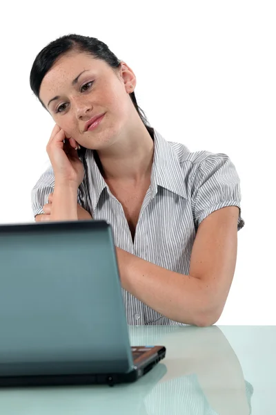 Mulher sonhando acordado na frente de seu laptop — Fotografia de Stock