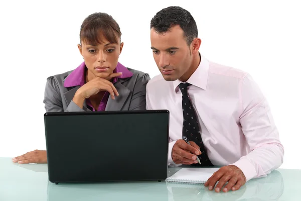 Två kollegor satt med laptop — Stockfoto