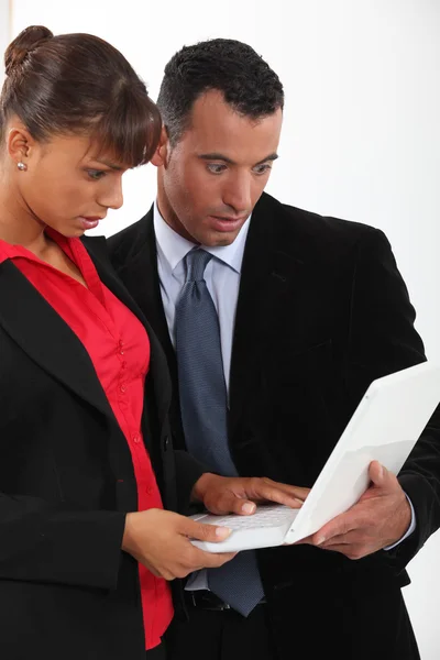 Business couple in shock at a laptop — Stock Photo, Image