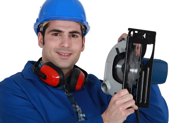 Un trabajador manual con una sierra circular . —  Fotos de Stock