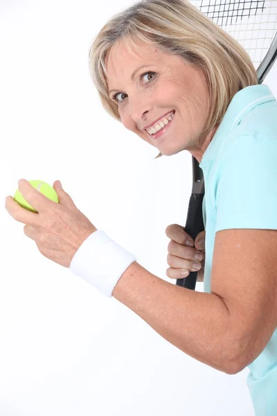 Femme âgée avec une raquette de tennis — Photo