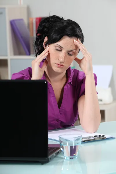 Zakenvrouw die lijden aan migraine Stockfoto