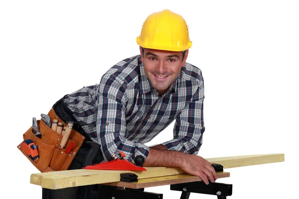 Handwerker, der auf einem Brett arbeitet — Stockfoto