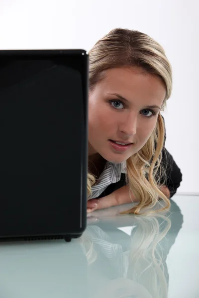 Blond woman sat at desk — Stock Photo, Image