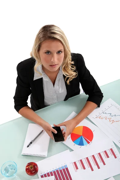 Mujer examinando gráficos — Foto de Stock