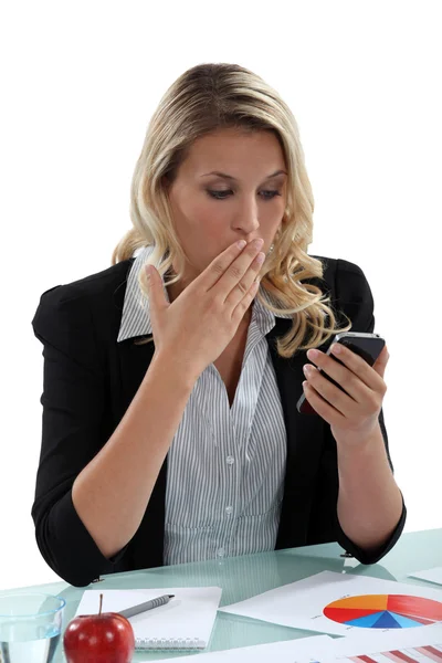 Affärskvinna i chock på en telefon-meddelande — Stockfoto