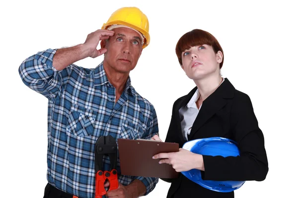 Handwerker und Ingenieur schauen an die Decke — Stockfoto