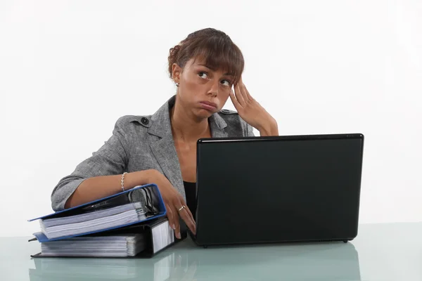 Femme accablée au travail — Photo