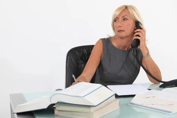 Una mujer de negocios ocupada . — Foto de Stock