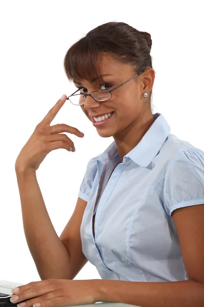 Lächelnde Geschäftsfrau mit Brille — Stockfoto