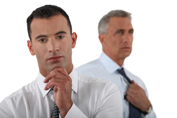 Zwei Geschäftsleute bereiten sich auf eine wichtige Präsentation vor — Stockfoto