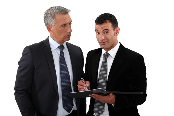 Dos hombres de negocios interactuando sobre fondo blanco — Foto de Stock