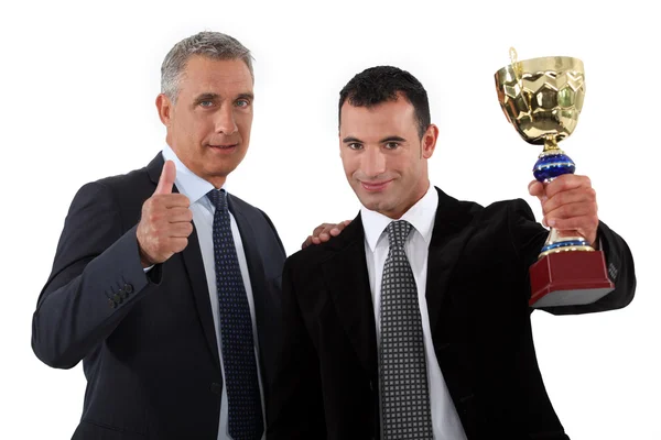 Deux hommes d'affaires tenant un trophée — Photo
