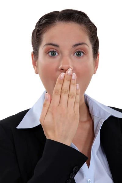 Überraschte Frau legt Hand auf den Mund — Stockfoto