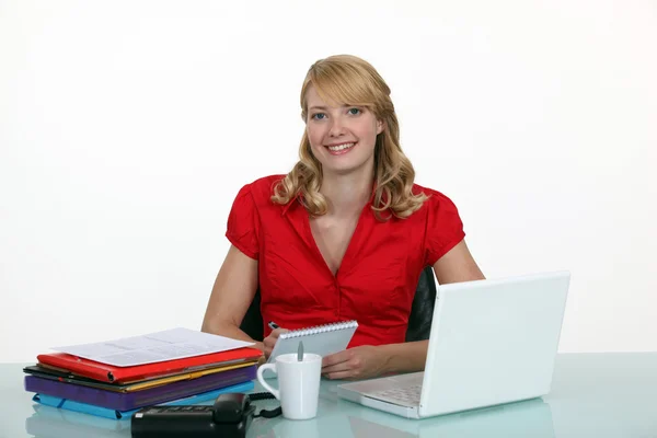 Secretaria sentada en su escritorio —  Fotos de Stock