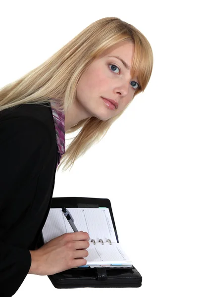 Mujer cabellera escribiendo en un diario — Foto de Stock