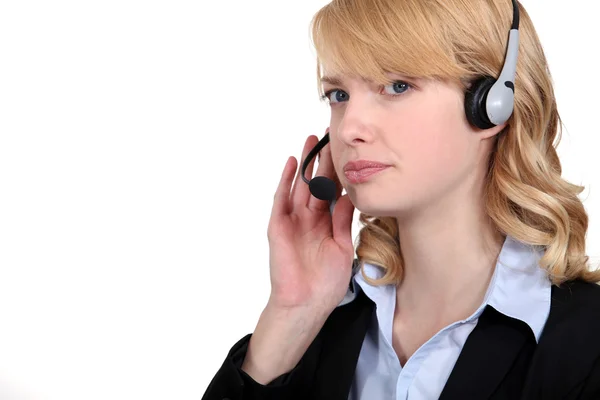 Mulher de negócios usando um fone de ouvido — Fotografia de Stock