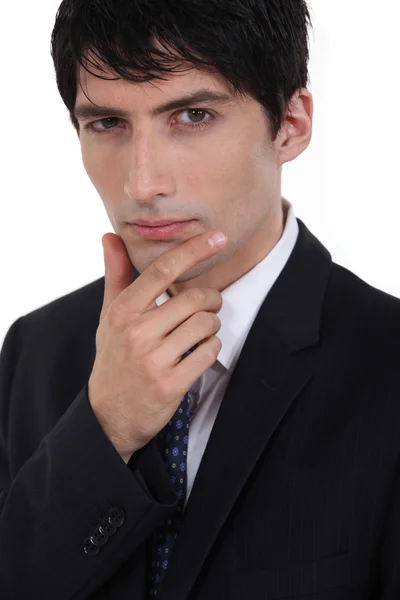 Biznesmen z ręką na brodę — Zdjęcie stockowe