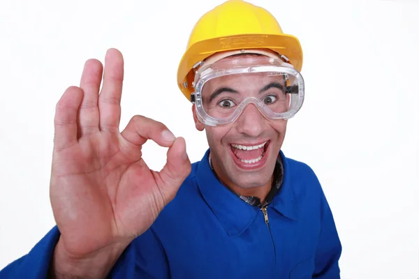 Trabalhador manual louco dando o sinal verde — Fotografia de Stock