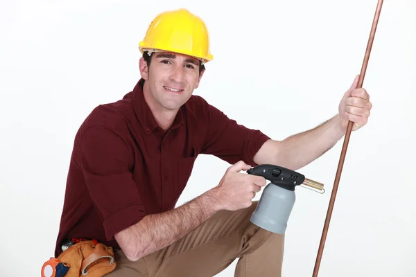 Artesanato segurando uma tocha de solda — Fotografia de Stock