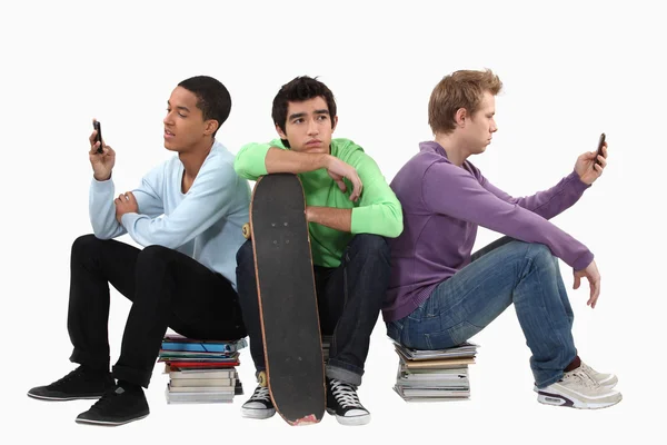 Studenti con libri e uno skateboard — Foto Stock