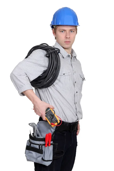 Eletricista carregando um voltímetro — Fotografia de Stock