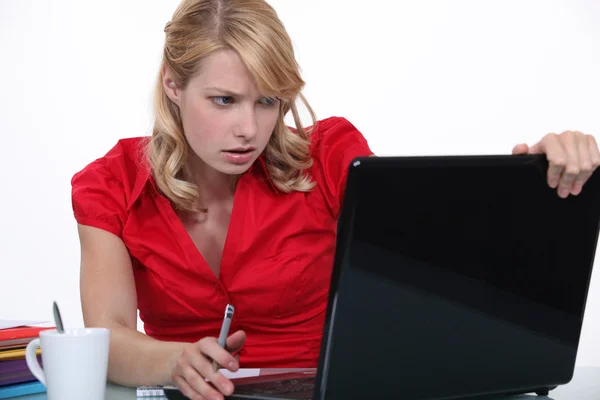 Mujer que tiene un problema con su computadora portátil Imágenes de stock libres de derechos