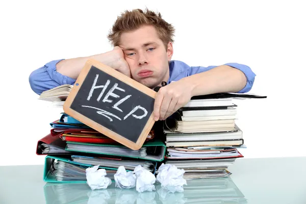 Étudiant submergé par le travail — Photo