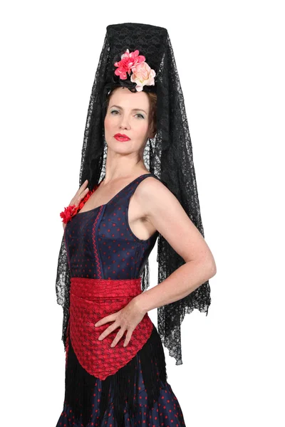 Femme dans une tenue espagnole traditionnelle avec coiffure haute — Photo