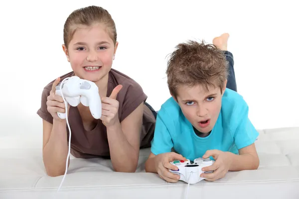 Дети играют в компьютерные игры — стоковое фото
