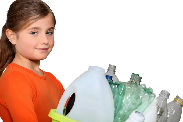 Klein meisje afval sorteren — Stockfoto