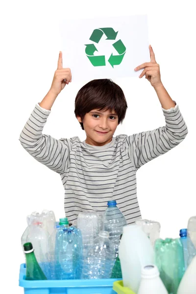 Kleine jongen recycling van plastic flessen — Stockfoto