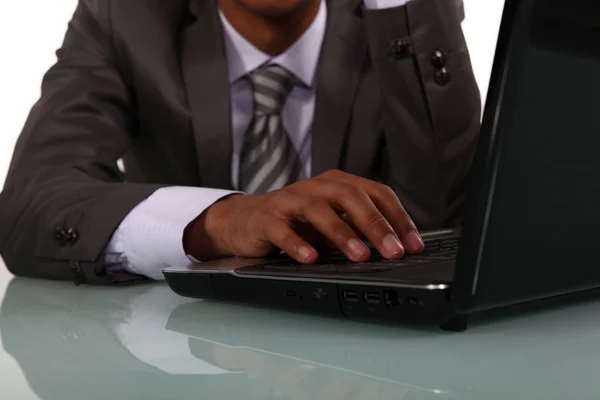 Homme d'affaires tapant sur le clavier de l'ordinateur portable — Photo