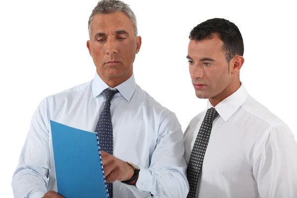 Empresario mostrando un informe a un colega — Foto de Stock