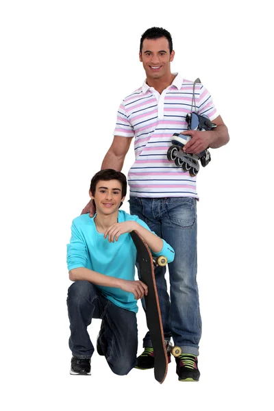 Father and son skating — Stock Photo, Image