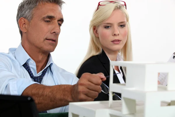 Arquitectos examinando un modelo — Foto de Stock