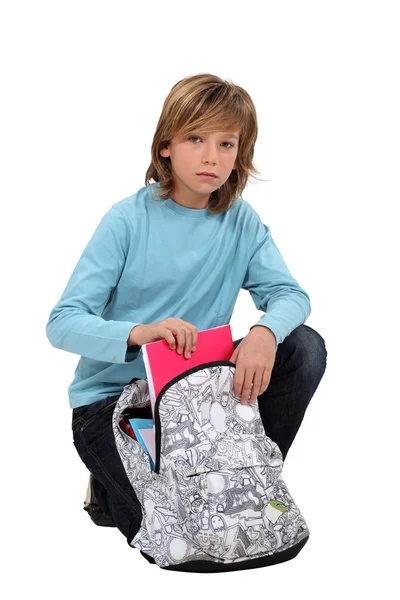 Fiú csomagolás iskola táska — Stock Fotó