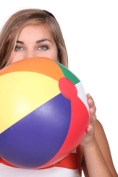 Donna con un pallone da spiaggia — Foto Stock