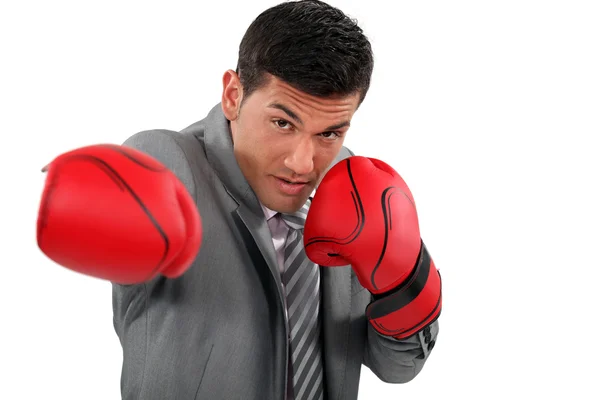 Homme d'affaires portant des gants de boxe — Photo