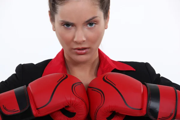 En affärskvinna med boxhandskar på. — Stockfoto