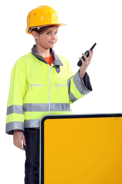 Menina com capacete amarelo e rádio — Fotografia de Stock