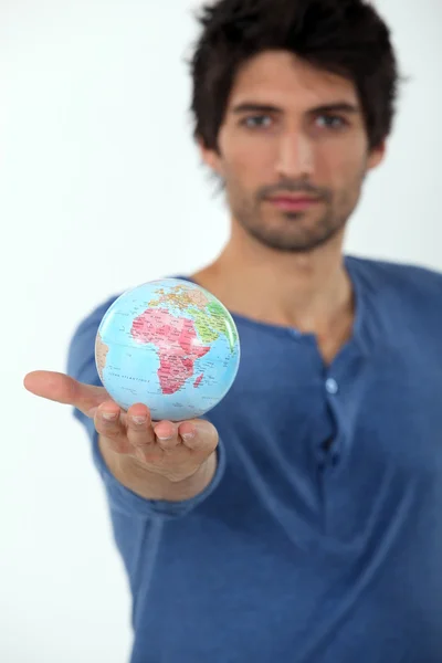 Un homme tenant un Globe — Photo