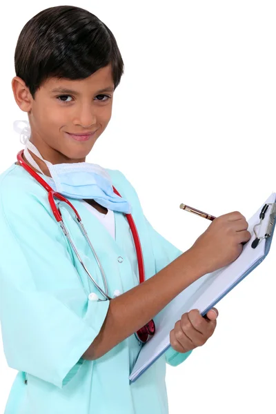 Niño vestido como un médico con un portapapeles — Foto de Stock