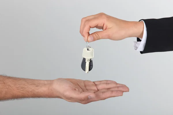 Estate agent handing over keys — Stock Photo, Image